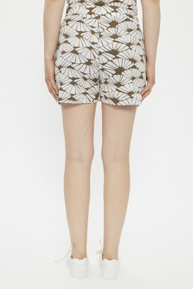 Short marron et blanc à motifs fleurs coupe standard